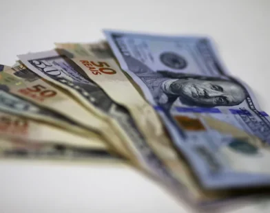 Dólar despenca, bate R$ 5,73, e renova mínima do dia