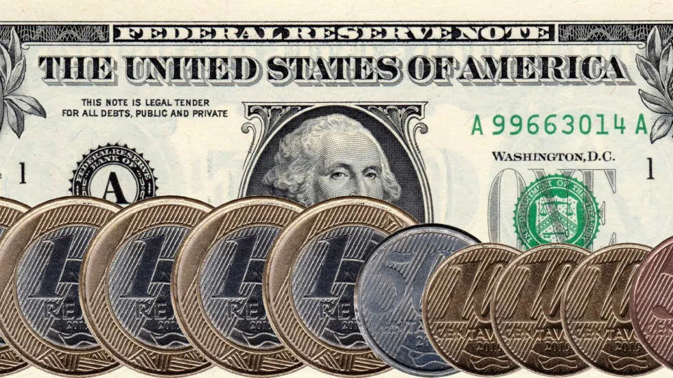 Dólar sobe com tarifas e dados locais no radar, mas queda da divisa no exterior limita