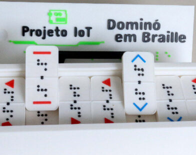 Dominó em braille é lançado por projeto de universidade no AC