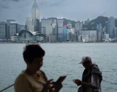 EUA eliminam isenção de tarifas sobre pequenas encomendas da China e Hong Kong