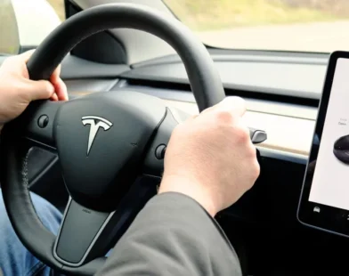 Em fuga de blitz, motorista de Tesla fura sinal vermelho e morre