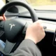 Em fuga de blitz, motorista de Tesla fura sinal vermelho e morre