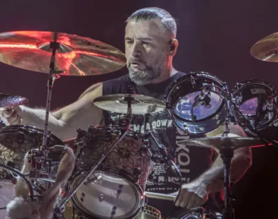 Em momento inusitado no Rio, baterista do System Of A Down ajuda idosas a descer de táxi