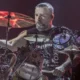 Em momento inusitado no Rio, baterista do System Of A Down ajuda idosas a descer de táxi