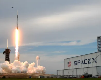 Em novo teste, SpaceX desiste de capturar Starship com braço robótico