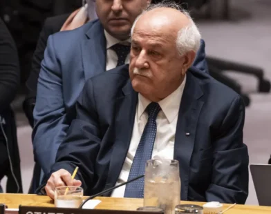 Embaixador da Palestina chora ao falar sobre morte de crianças em Gaza