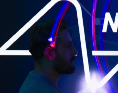 Empresa de Elon Musk vai tentar controlar braço robótico com pensamentos
