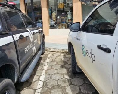 Empresária é levada para a delegacia, por suspeita de fazer "gato" e furtar energia para loja de roupas em Linhares