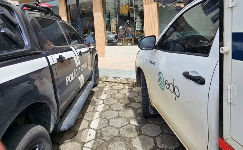 Empresária é levada para a delegacia, por suspeita de fazer "gato" e furtar energia para loja de roupas em Linhares