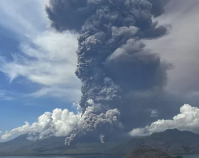Erupção de vulcão na Indonésia cancela voos e gera alerta máximo