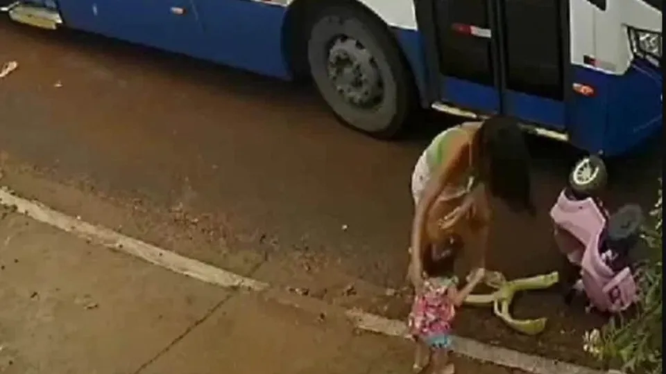 'Estado de choque': diz mãe que foi arrastada com filha por ônibus em MT