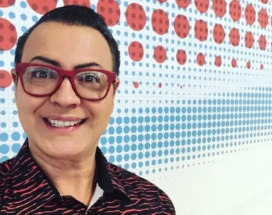 Ex-BBB Dicesar vira recepcionista de idosos em aeroporto de São Paulo