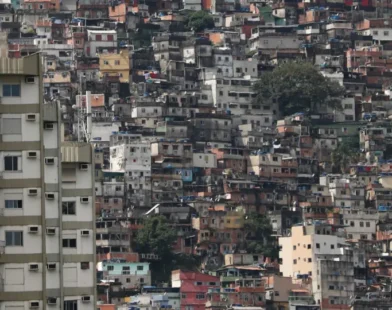 Ex-diretor da Americanas relata dificuldade de emprego e abre bar na Rocinha