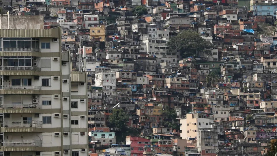 Ex-diretor da Americanas relata dificuldade de emprego e abre bar na Rocinha