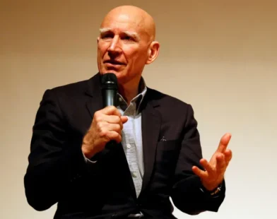 Exposição mostra olhar de Sebastião Salgado sobre Revolução dos Cravos