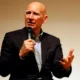 Exposição mostra olhar de Sebastião Salgado sobre Revolução dos Cravos