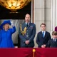 Família real britânica se reune para celebrar o 'Dia da Vitória'