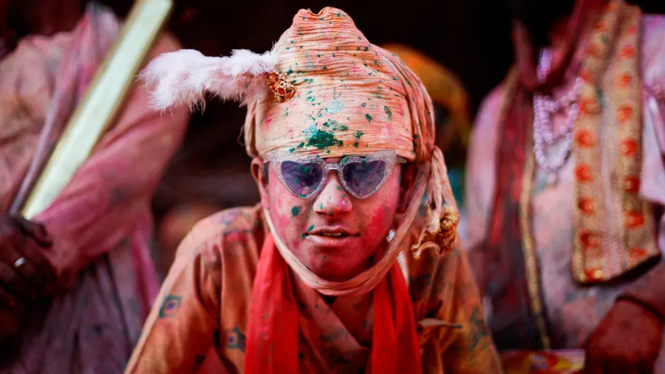 Festival Holi começa na Índia com explosão de cores e celebrações