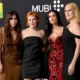 Filha de Bruce Willis diz não achar estranho ainda tomar banho com irmãs