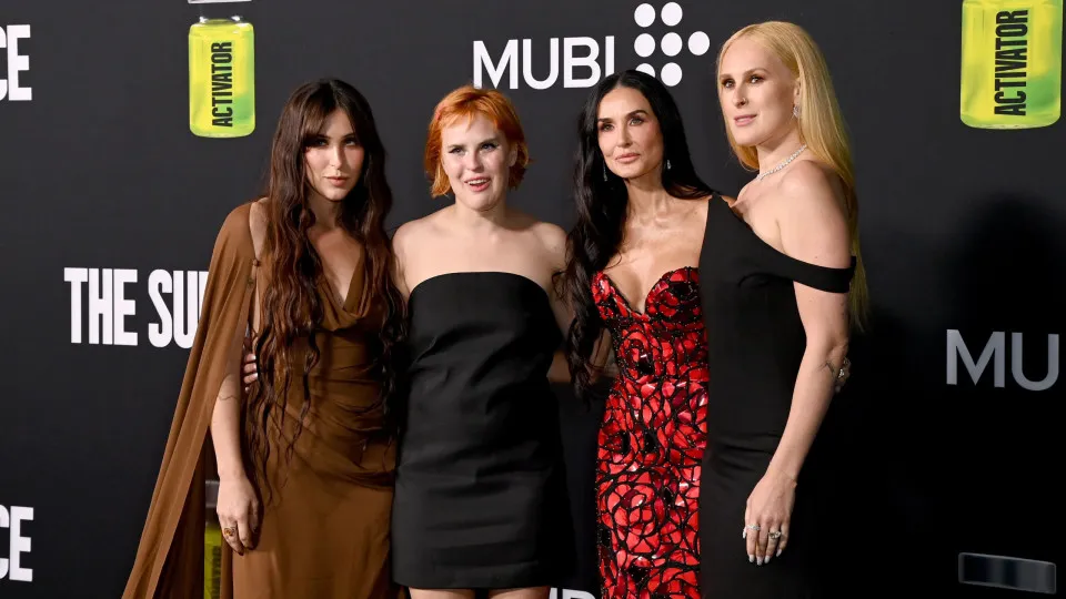 Filha de Bruce Willis diz não achar estranho ainda tomar banho com irmãs