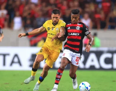 Flamengo sofre, mas vence Táchira e avança em 2º sob olhares de Ancelotti e Vini