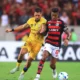 Flamengo sofre, mas vence Táchira e avança em 2º sob olhares de Ancelotti e Vini
