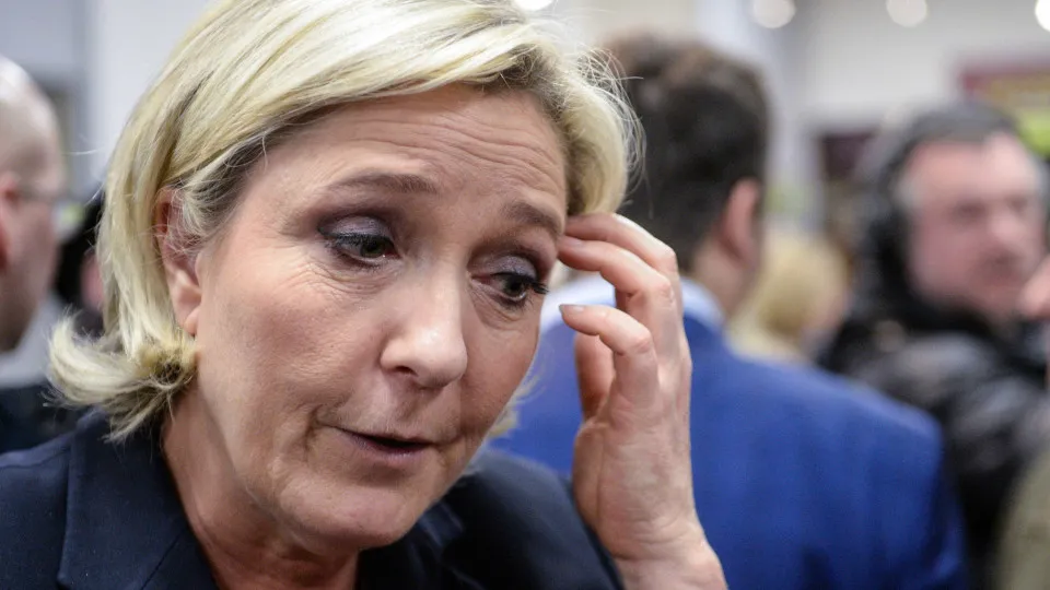 França inabilita Marine Le Pen por 5 anos, o que pode deixar ultradireitista de fora das eleições