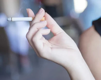 França proibirá fumar em praias, parques e perto de escolas