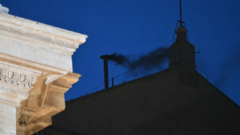 Fumaça preta: Papa não foi escolhido no primeiro dia de conclave