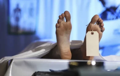 Funcionária de funerária arranca pênis de cadáver de criminoso sexual