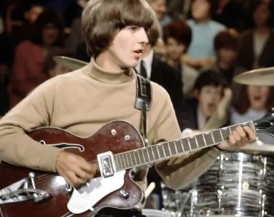 George Harrison oscila entre o místico e o desprezível na biografia 'O Beatle Relutante'