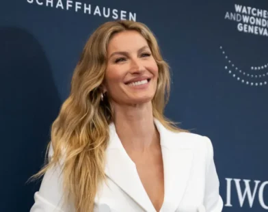 Gisele Bündchen 'exibe' curvas um mês após dar à luz