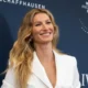 Gisele Bündchen 'exibe' curvas um mês após dar à luz