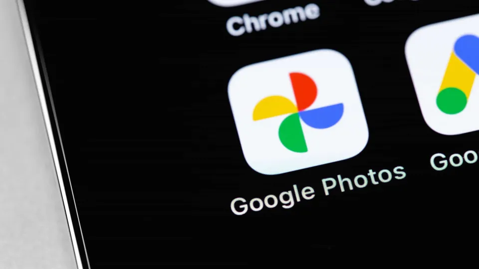 Google Fotos ganha nova ferramenta para corrigir imagens espelhadas