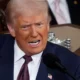 Governo Trump aprofunda desafio à Justiça com voos de deportação para El Salvador