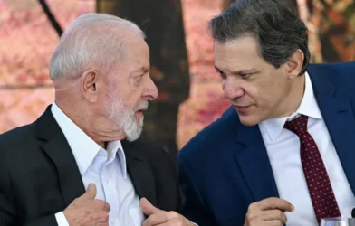 Governo estuda usar dinheiro público e pagar de uma só vez valor descontado de aposentados do INSS
