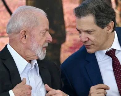Governo estuda usar dinheiro público e pagar de uma só vez valor descontado de aposentados do INSS