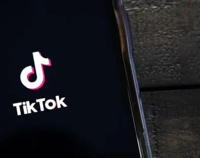 Governo processa TikTok por tratamento irregular de dados de crianças