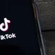 Governo processa TikTok por tratamento irregular de dados de crianças