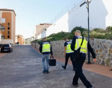 Grupo de sete jovens agridem padre na Espanha após repreensão