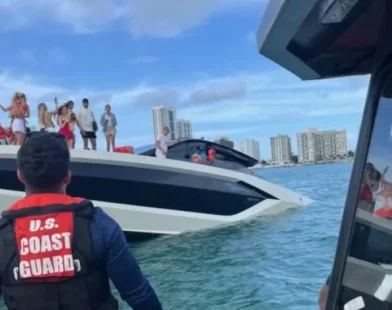 Guarda Costeira resgata 30 pessoas após naufrágio de iate em Miami; vídeo