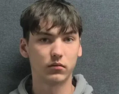 Homem abre fogo após encontrar jovem pelado no quarto da filha de 13 anos