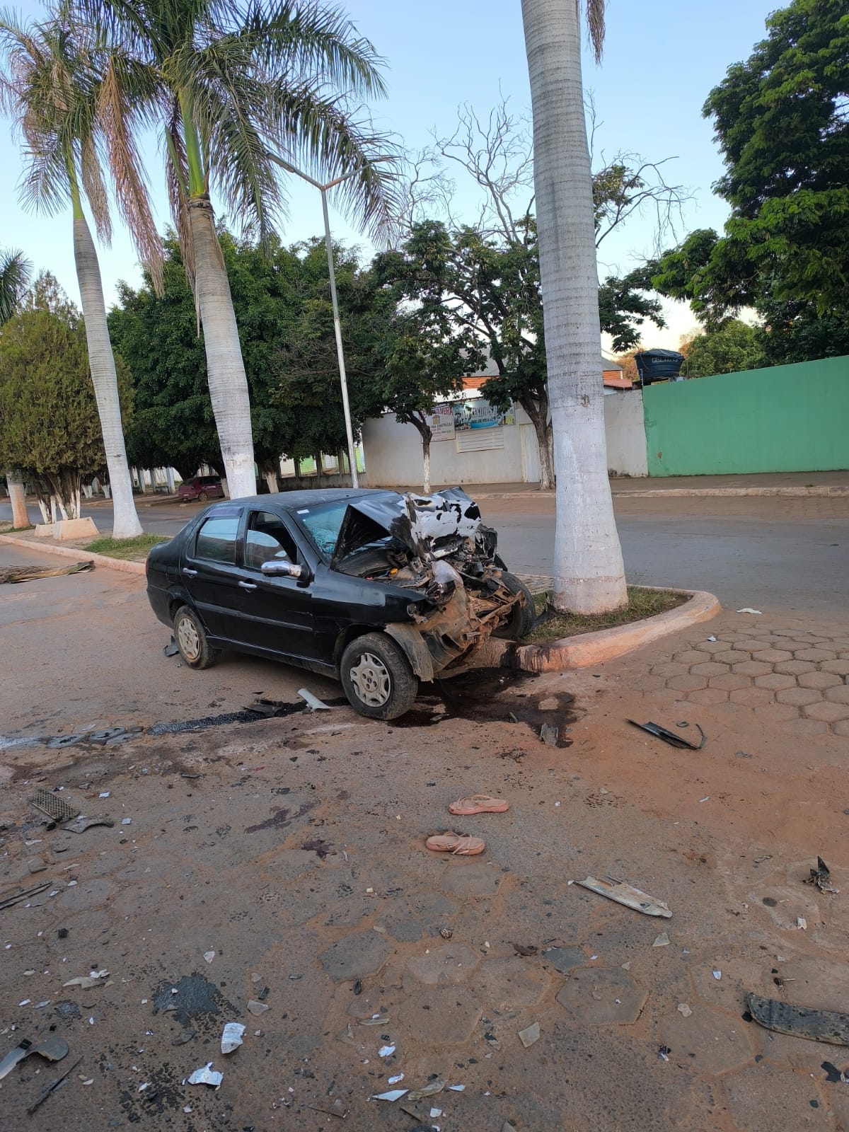 Homem e adolescente de 15 anos ficam gravemente feridos após carro bater em traseira de outro veículo em Varzelândia