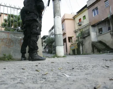 Homem é morto a caminho da igreja em área disputada por tráfico e milícia no RJ
