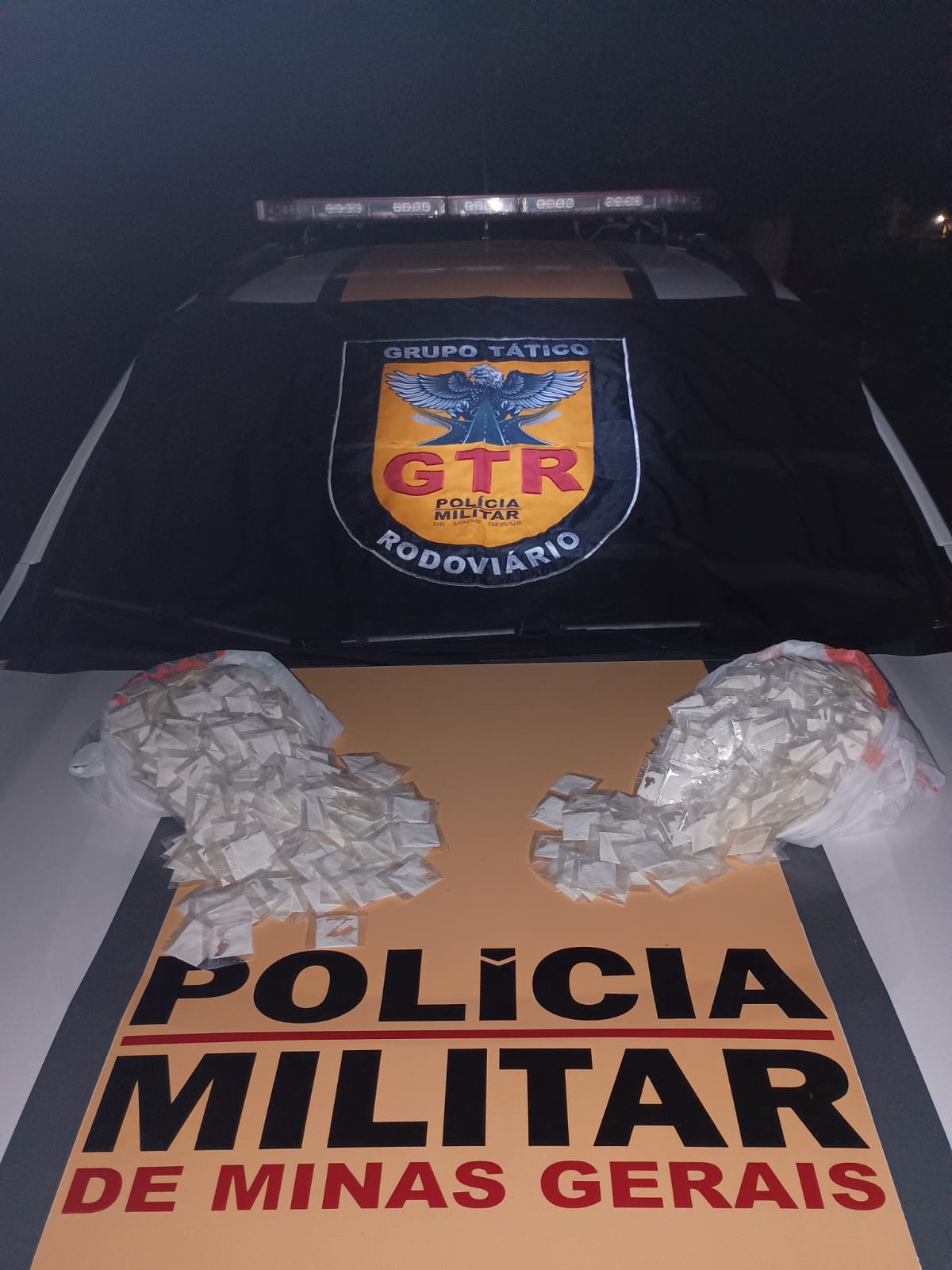 Homem é preso ao transportar 2 mil papelotes de cocaína em ônibus na LMG-653