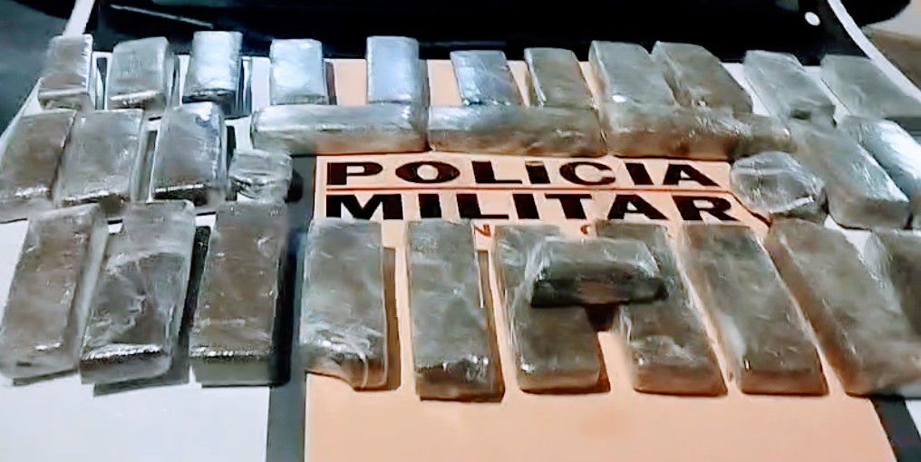 Homem é preso ao transportar 35 barras de maconha na MGC-135