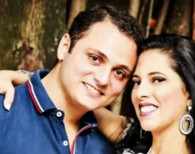 Homem é preso após matar esposa com golpes de facão na frente da família