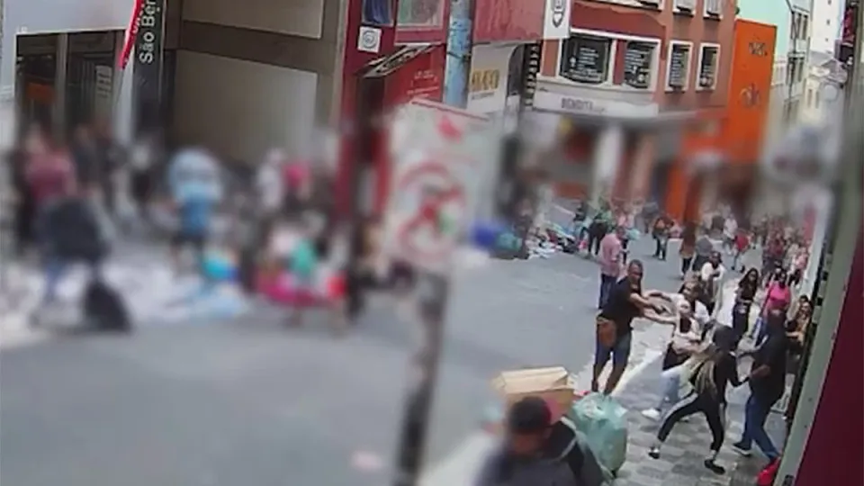Homem é preso após matar ex-mulher a tiros na região da rua 25 de Março, em SP