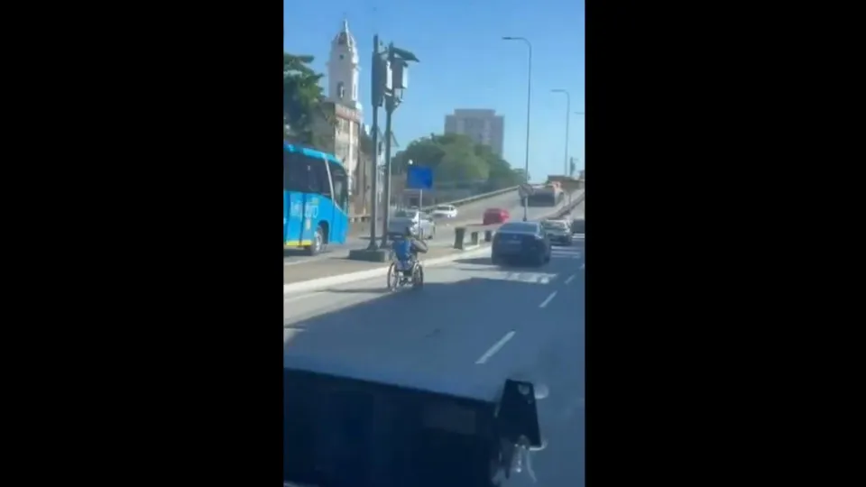 Homem em cadeira de rodas circula no trânsito e faz ultrapassagens; veja