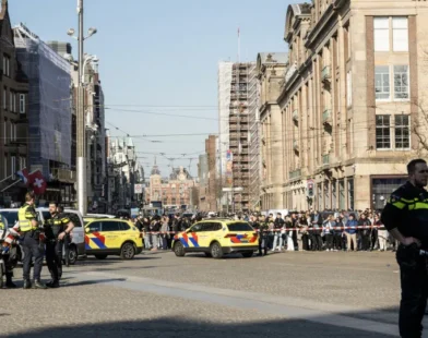 Homem esfaqueia ao menos 5 pessoas no centro de Amsterdã